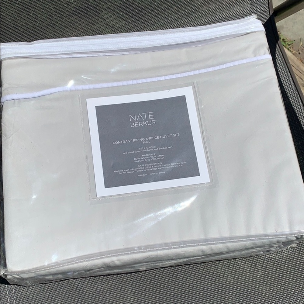BRAND NEW Nate berkus duvet set!